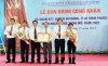 Thừa ủy quyền của Chủ tịch UBND tỉnh, Phó Giám đốc Sở Xây dựng Dương Hoài Pha trao Bằng công nhận xã Đoàn Kết đạt chuẩn NTM năm 2022