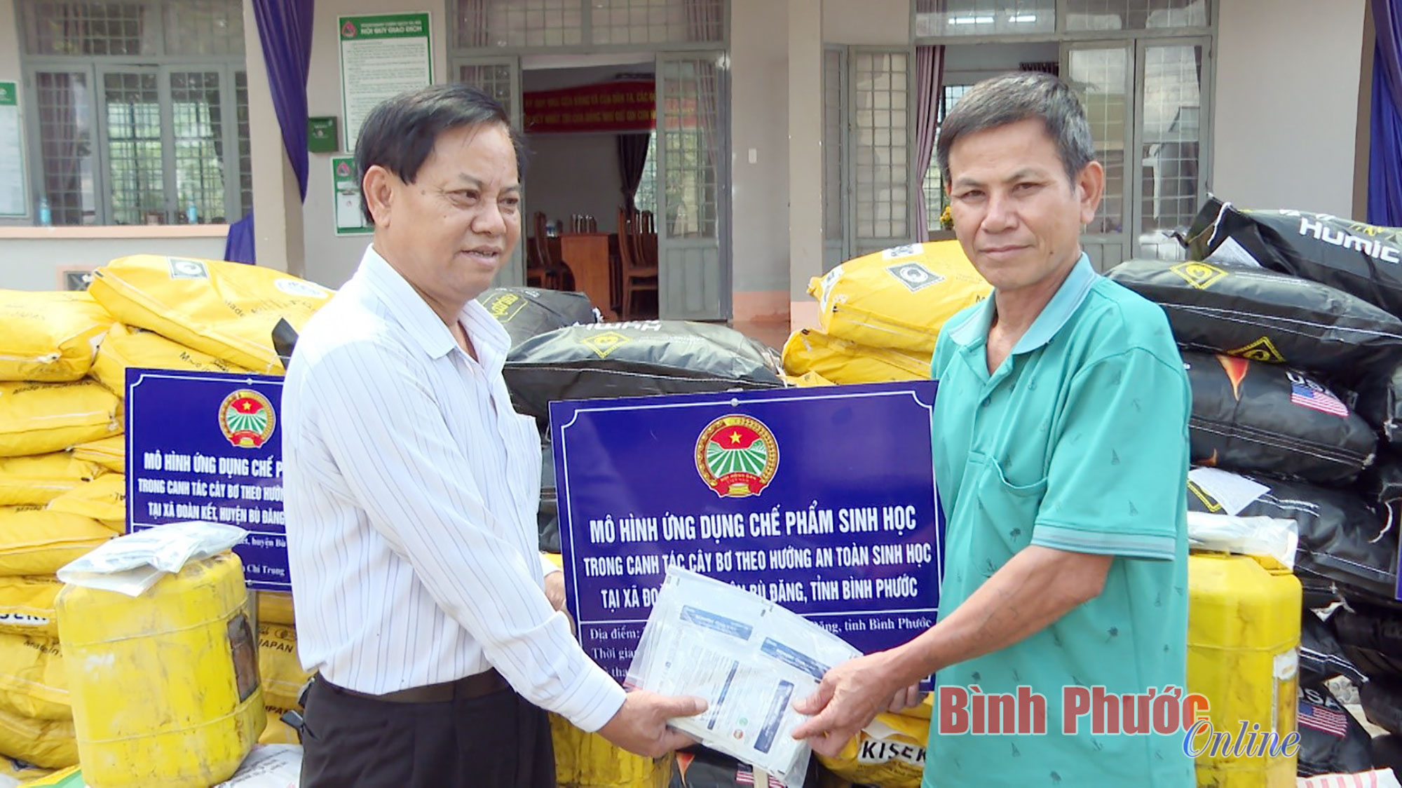 Tỉnh ủy viên, Chủ tịch Hội Nông dân tỉnh Trần Văn Vinh bàn giao phân bón, vật tư nông nghiệp cho hội viên nông dân xã Đoàn Kết