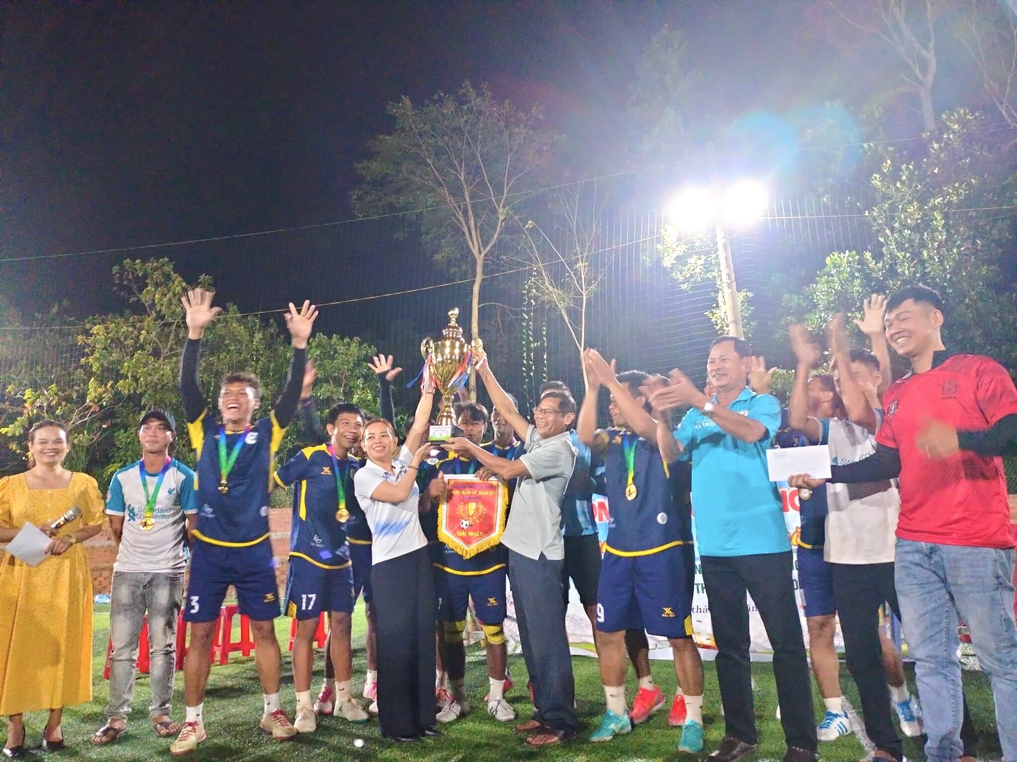 Ban Tổ chức trao giải Nhất môn bóng đá nam mini 5 người cho đơn vị Thôn 7