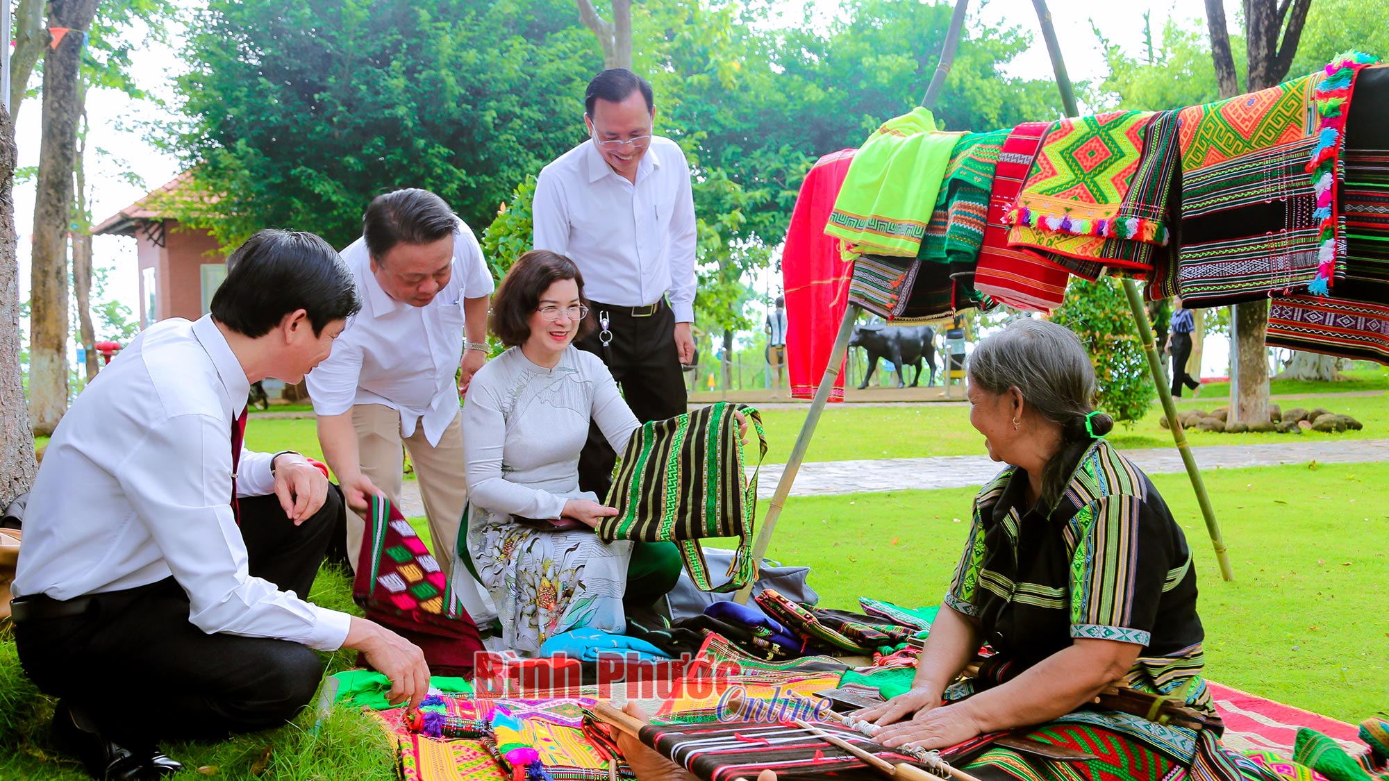 Lãnh đạo tỉnh và huyện Bù Đăng tham quan sản phẩm thổ cẩm của đồng bào M'nông ở Bình Phước - Ảnh: TRƯƠNG HIỆN