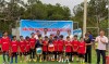 Ban Tổ chức trao Cờ và Cúp vô địch cho đội bóng đá U13 Thôn 2