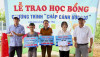 Lãnh đạo xã Đoàn Kết trao học bổng cho em Vy Thị hồng Nhung (Thứ 2 từ phải sang)