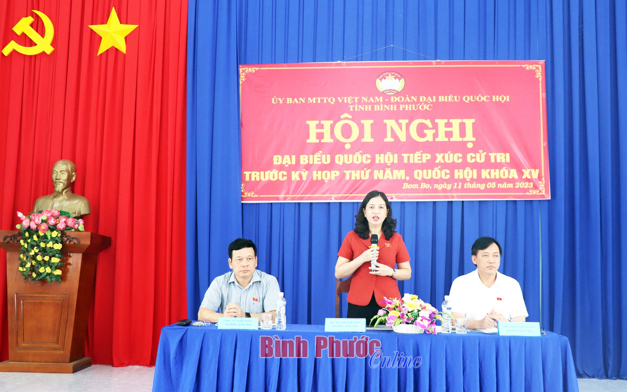 Tỉnh ủy viên, Phó Trưởng đoàn chuyên trách, phụ trách Đoàn đại biểu Quốc hội tỉnh Điểu Huỳnh Sang ghi nhận và thông tin thêm một số vấn đề cử tri quan tâm tại buổi tiếp xúc