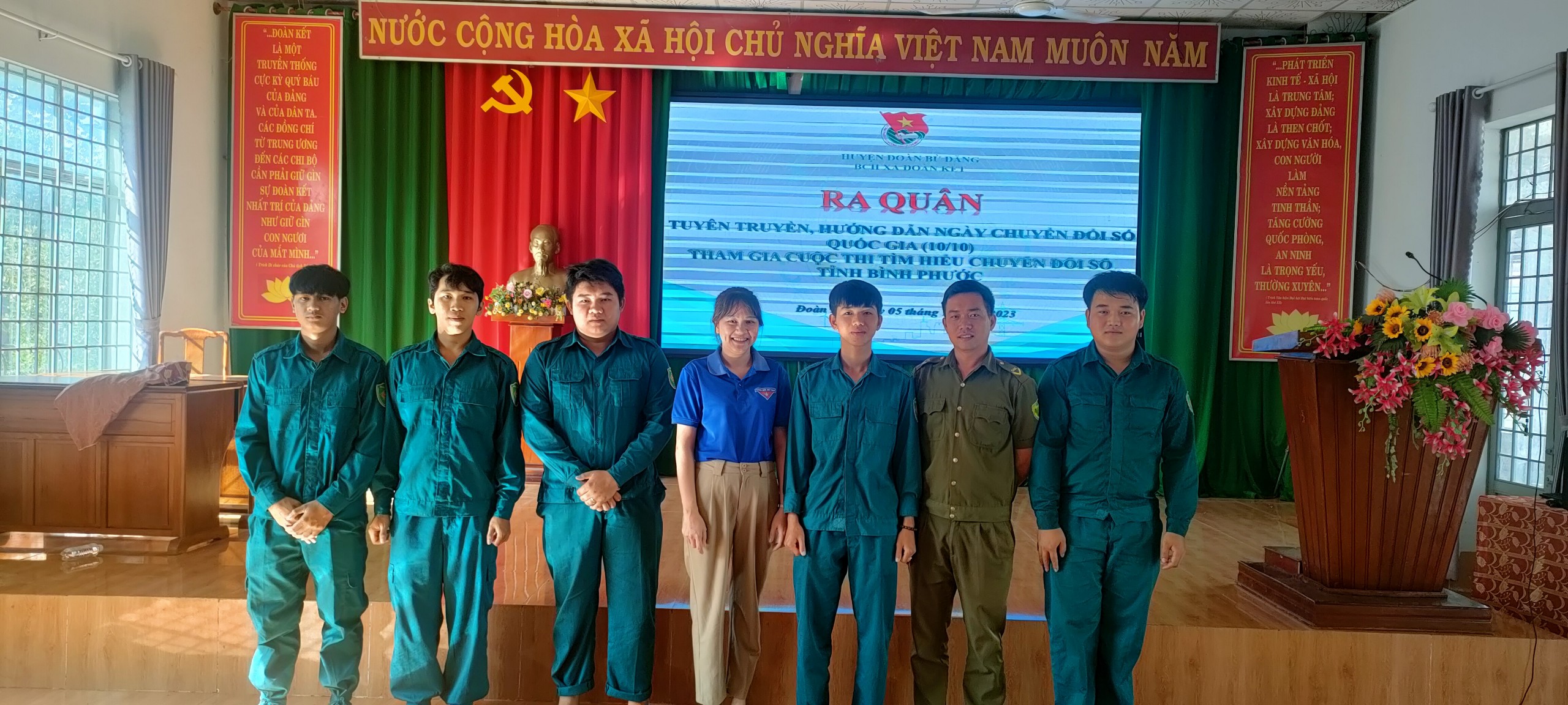 Bí thư Đoàn Thanh niên xã - Trần Thụ Thu Thủy chúc mừng Đội hình tình nguyện