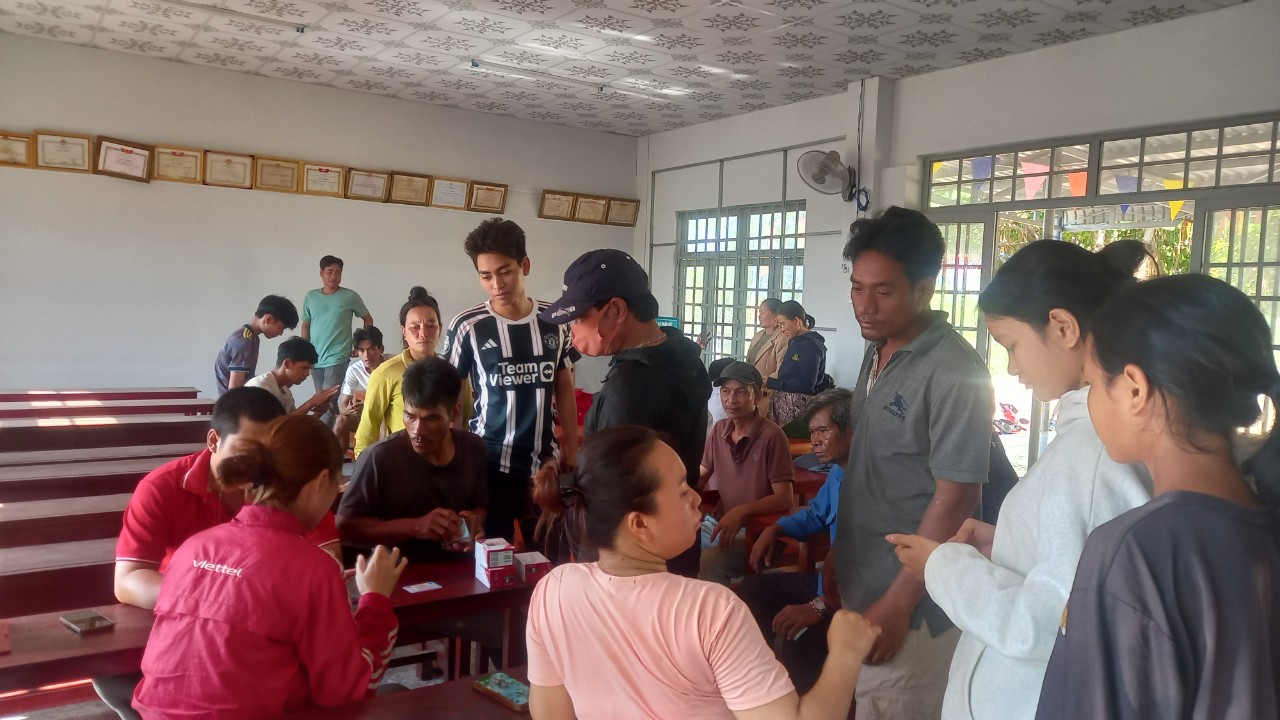 Nhân dân Thôn 1, xã Đoàn Kết đến tjai Nhà Văn hóa thôn cài đặt ứng dụng MySign, kích hoạt tài khoản ĐDĐT mức độ 2, đăng ký sim chính chủ.