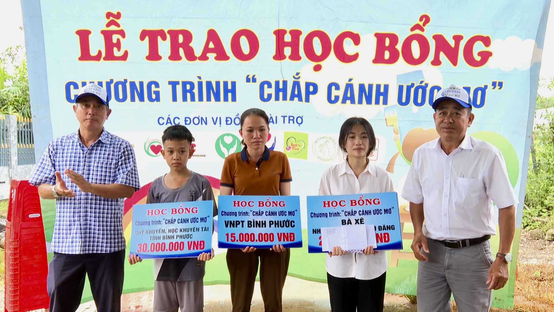 Chương trình “Chắp cánh ước mơ” trao 170 triệu đồng cho em Vy Thị Hồng Nhung, Thôn 4, xã Đoàn Kết