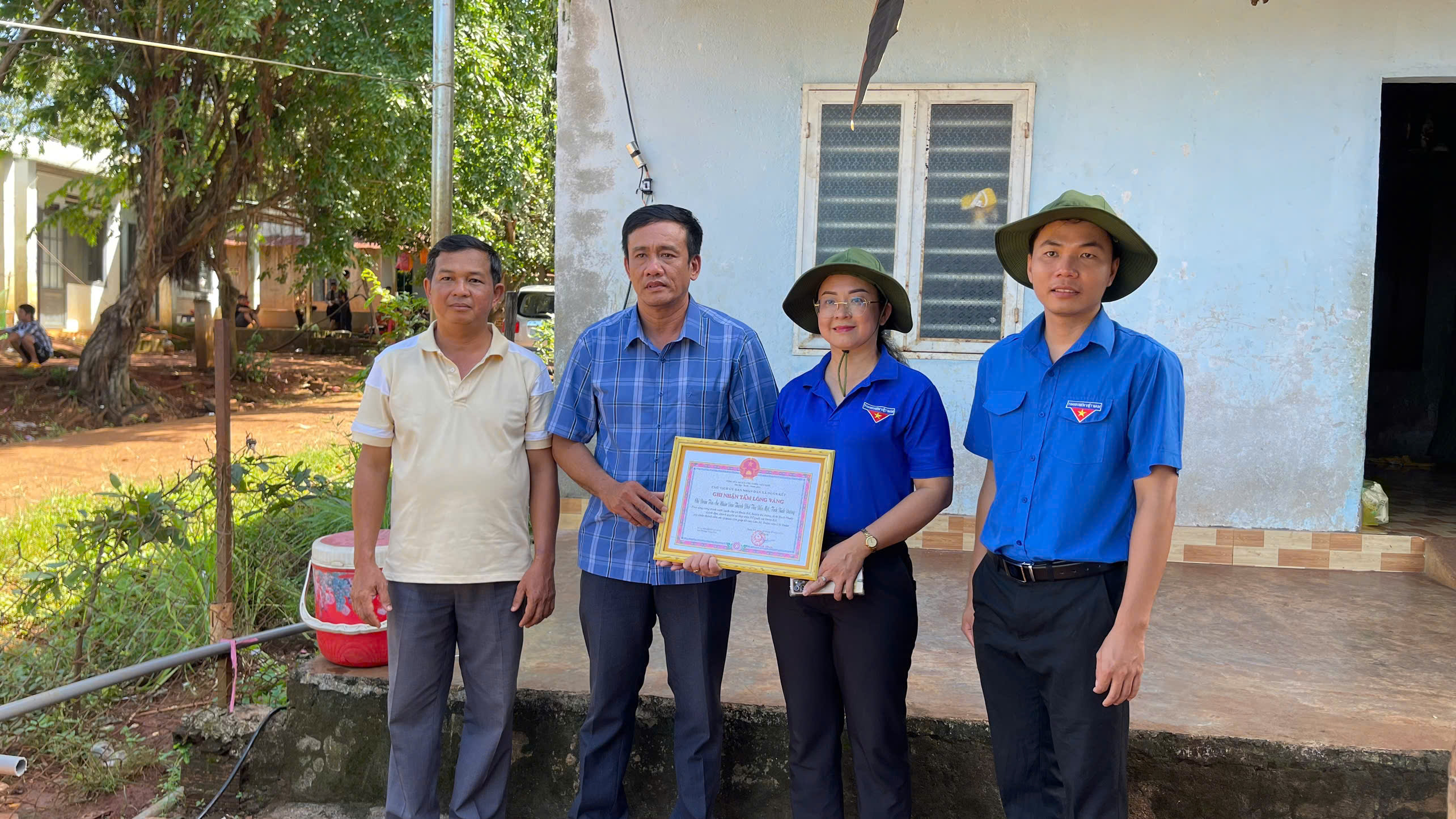 Chính quyền xã Đoàn Kết, huyện Bù Đăng trao bảng ghi nhận tấm lòng vàng cho đại diện Lãnh đạo và Chi đoàn TAND thành phố Thủ Dầu Một